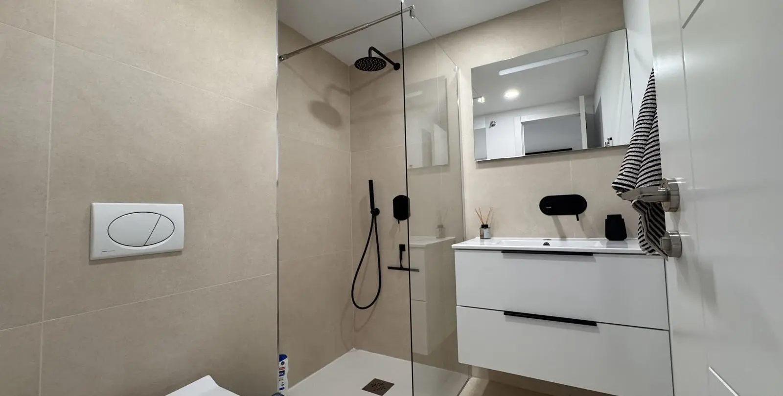 Venta de apartamento en planta media en Miraflores 18