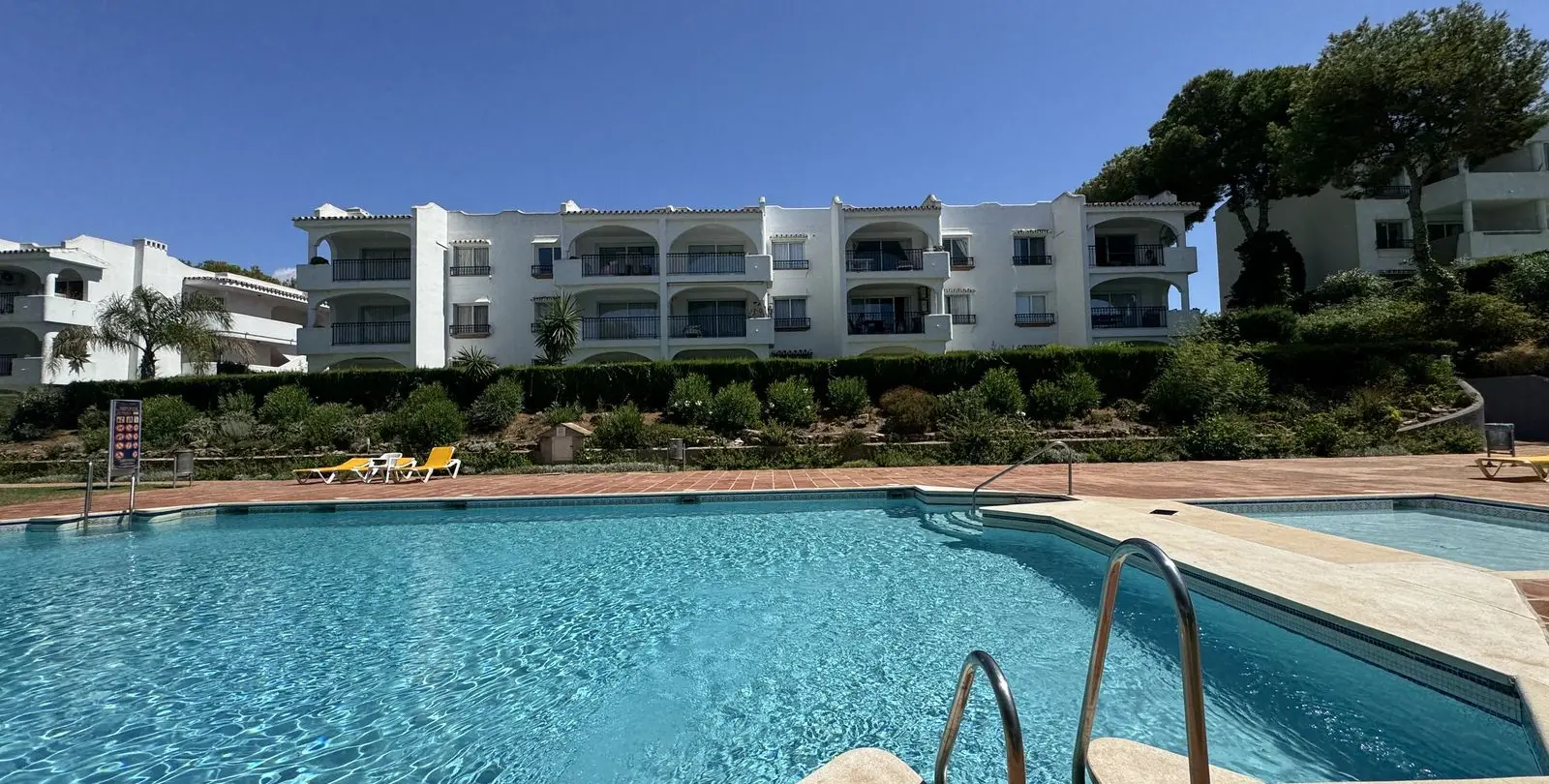 Venta de apartamento en planta media en Miraflores 19