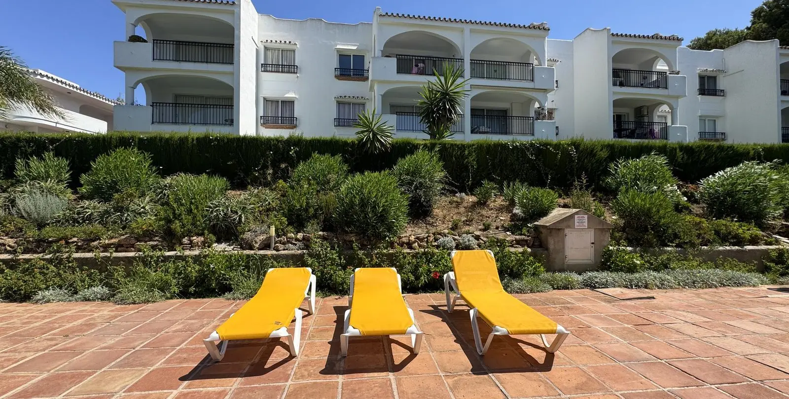 Venta de apartamento en planta media en Miraflores 20