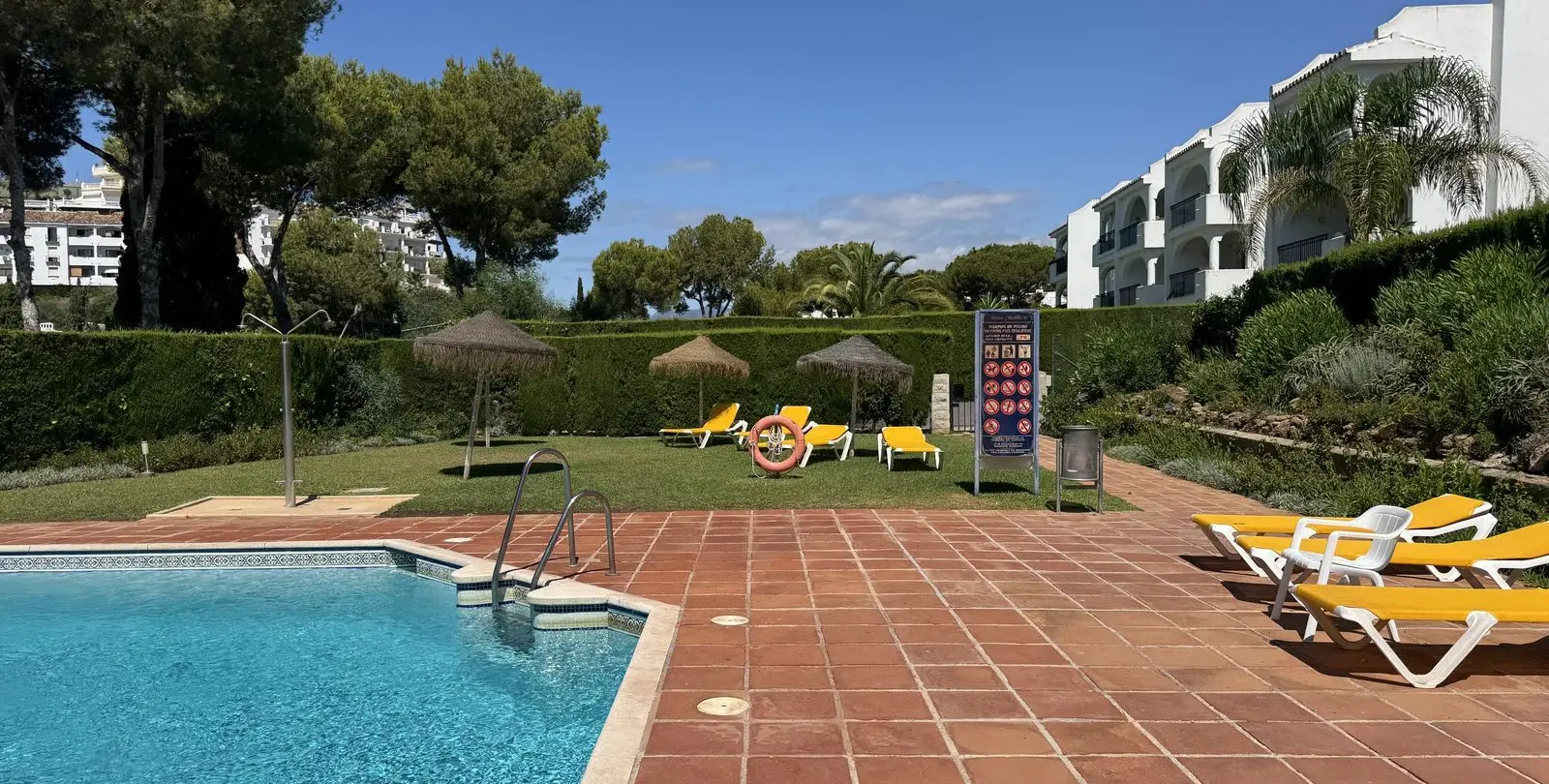 Venta de apartamento en planta media en Miraflores 26
