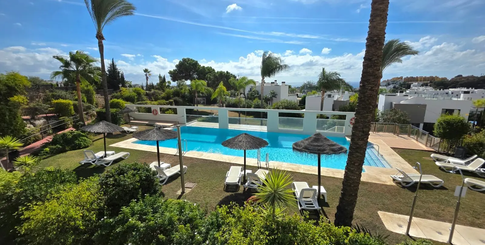 Sale of middle floor apartment in Estepona 1