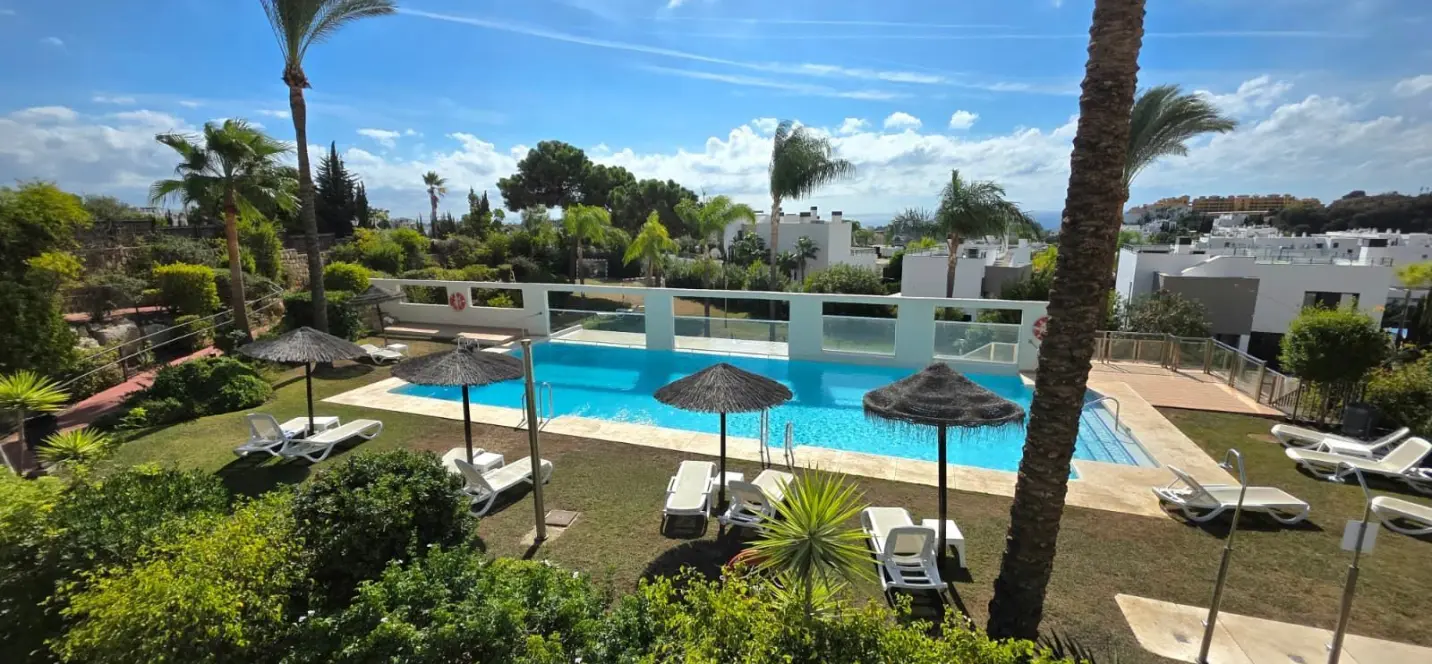 Sale of middle floor apartment in Estepona 0
