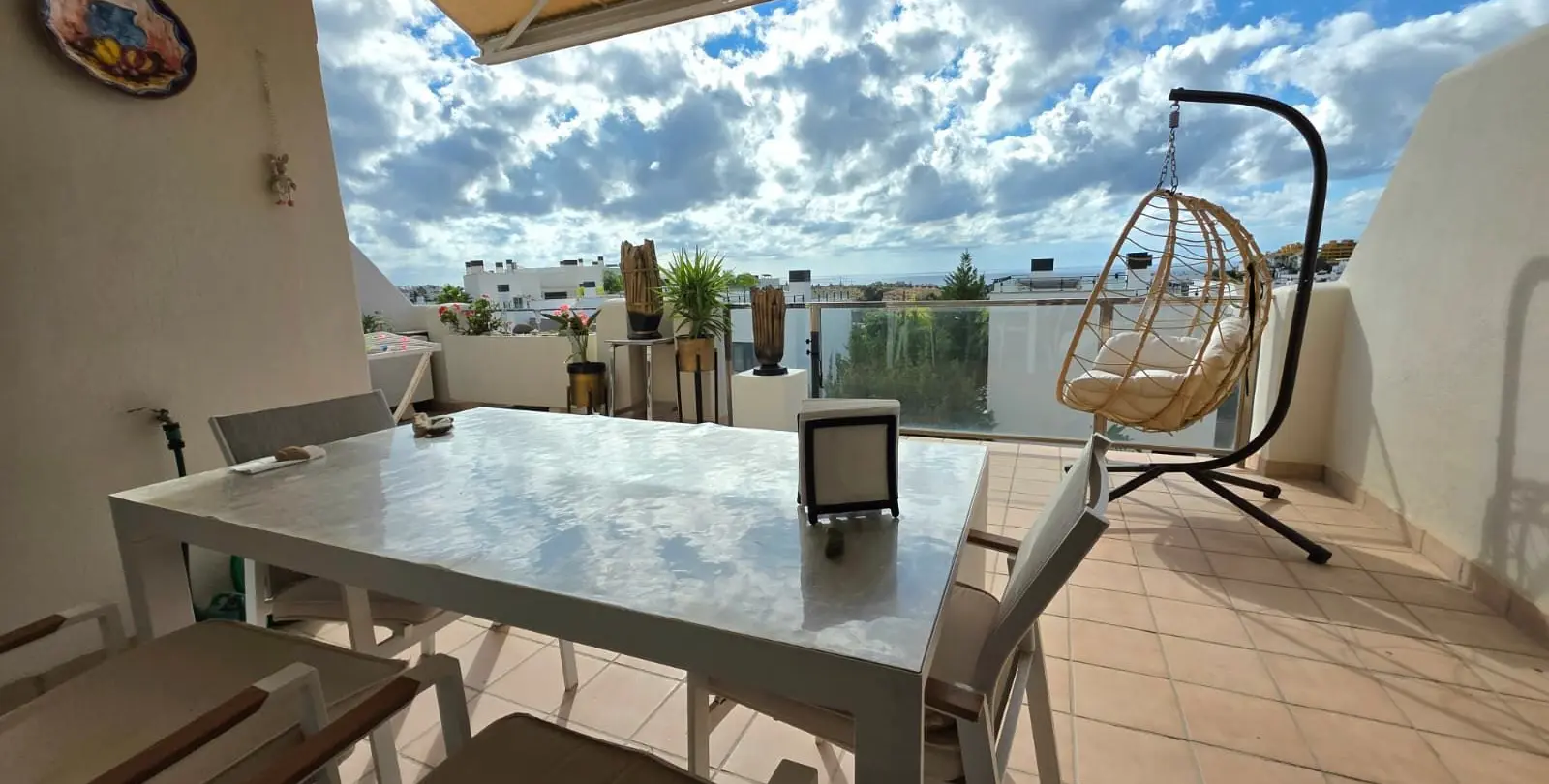 Sale of middle floor apartment in Estepona 2