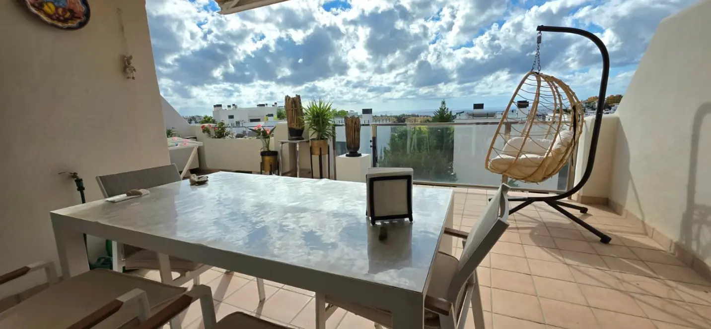 Sale of middle floor apartment in Estepona 1