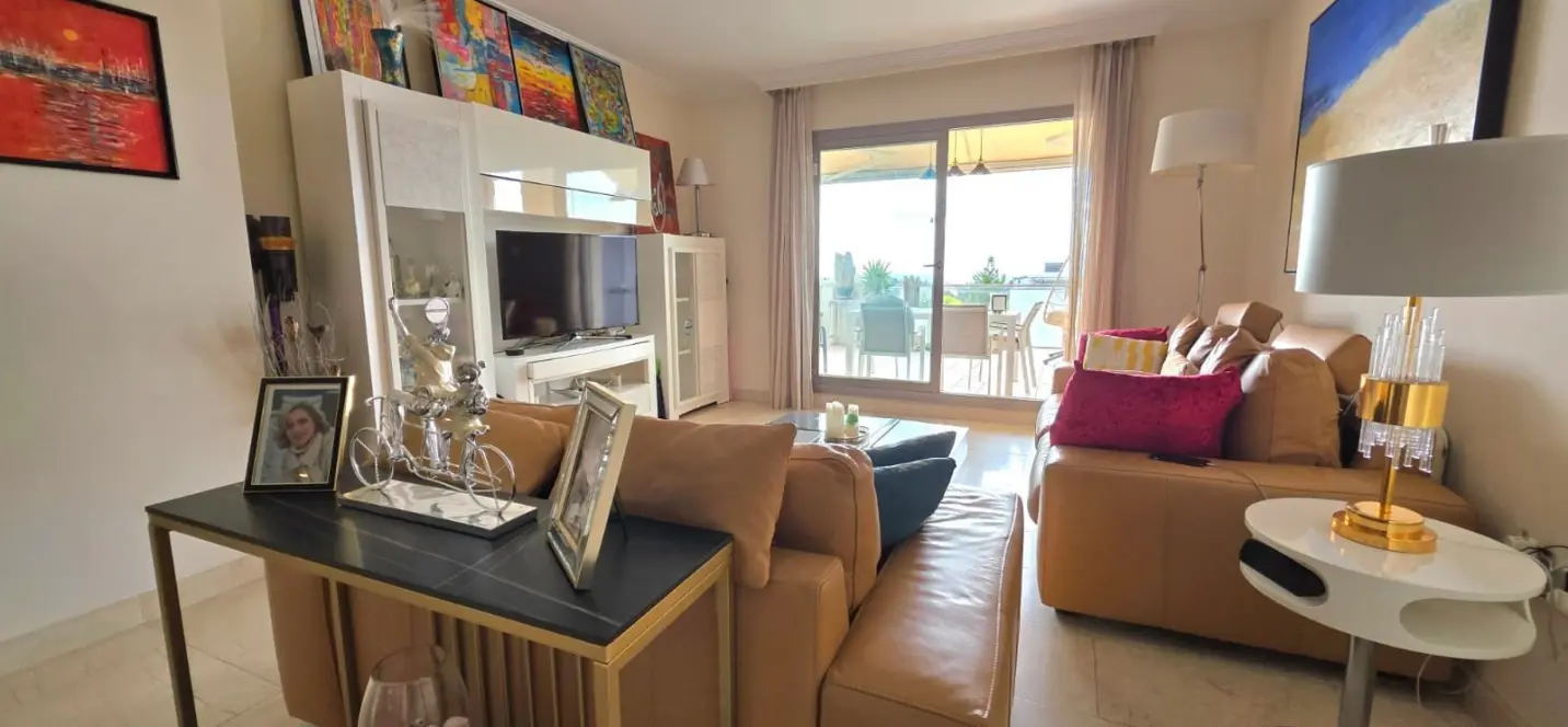 Sale of middle floor apartment in Estepona 2