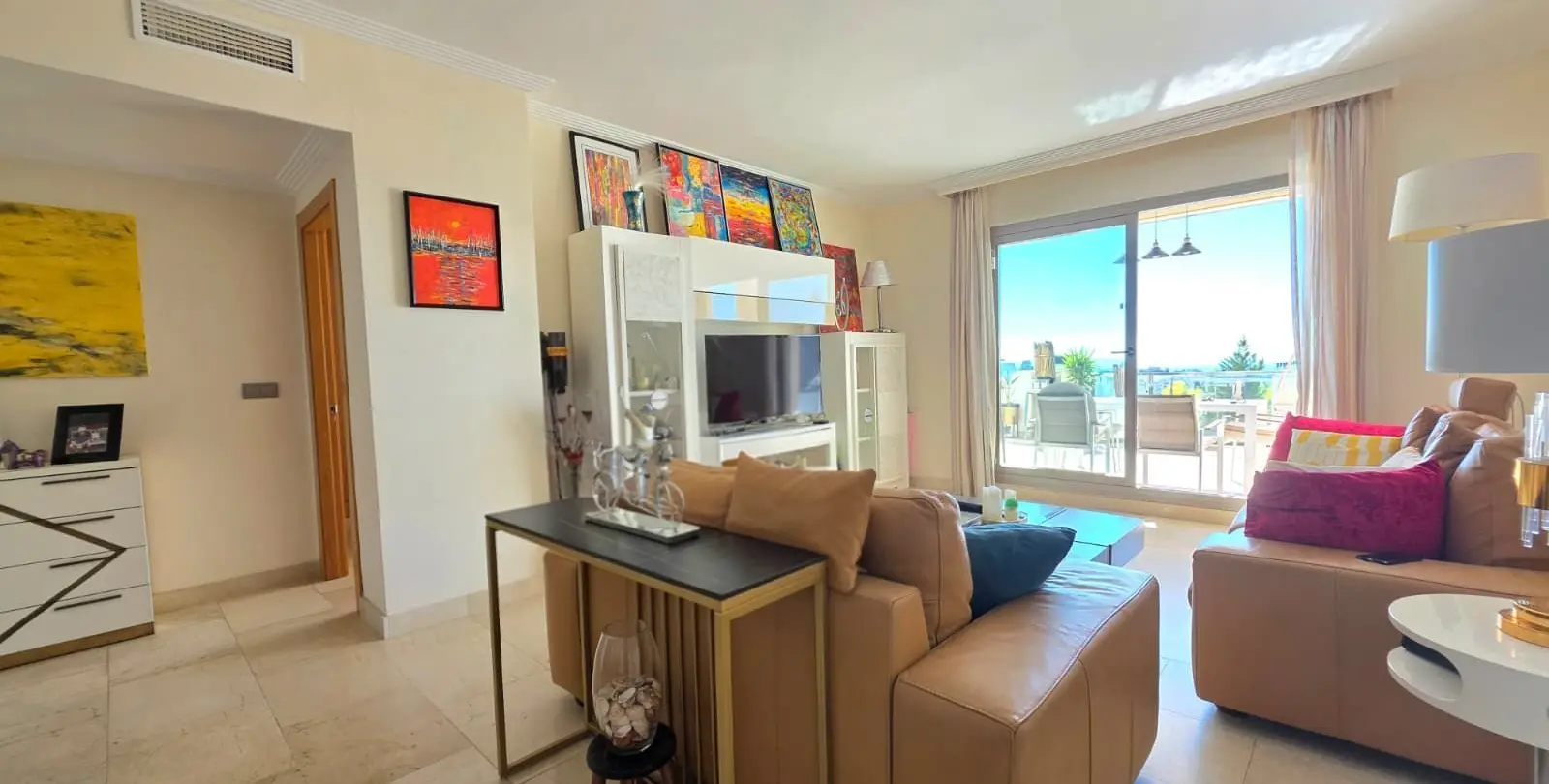 Sale of middle floor apartment in Estepona 12