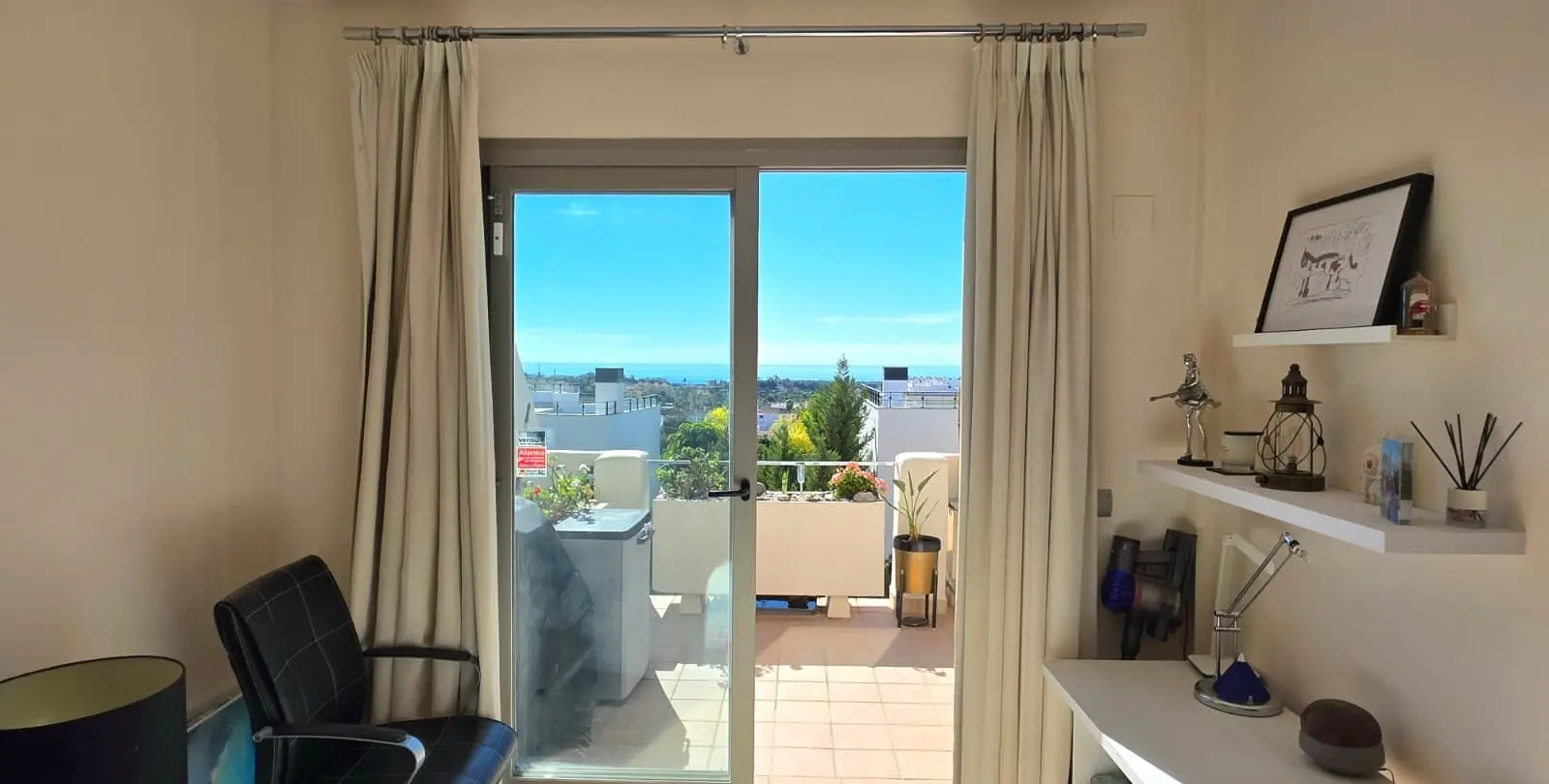 Sale of middle floor apartment in Estepona 16