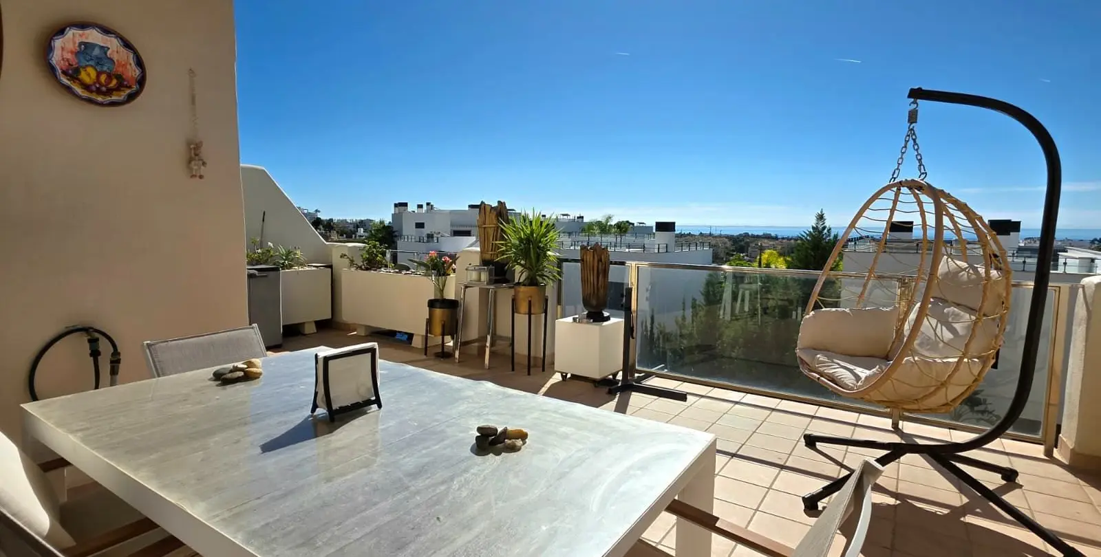 Sale of middle floor apartment in Estepona 18