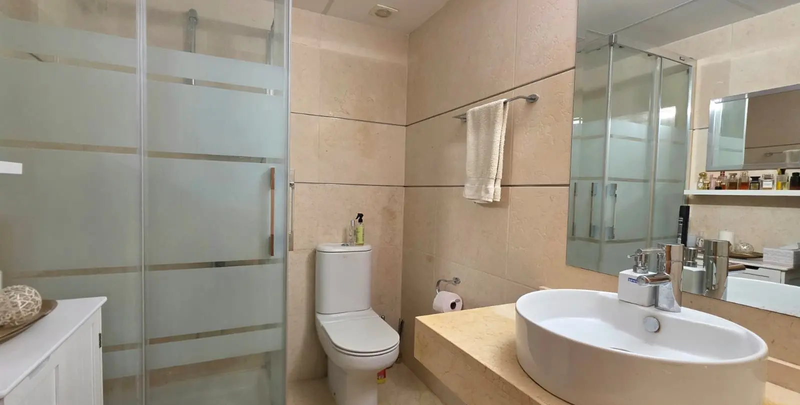 Sale of middle floor apartment in Estepona 24