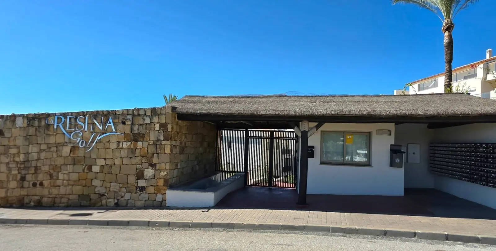 Sale of middle floor apartment in Estepona 28