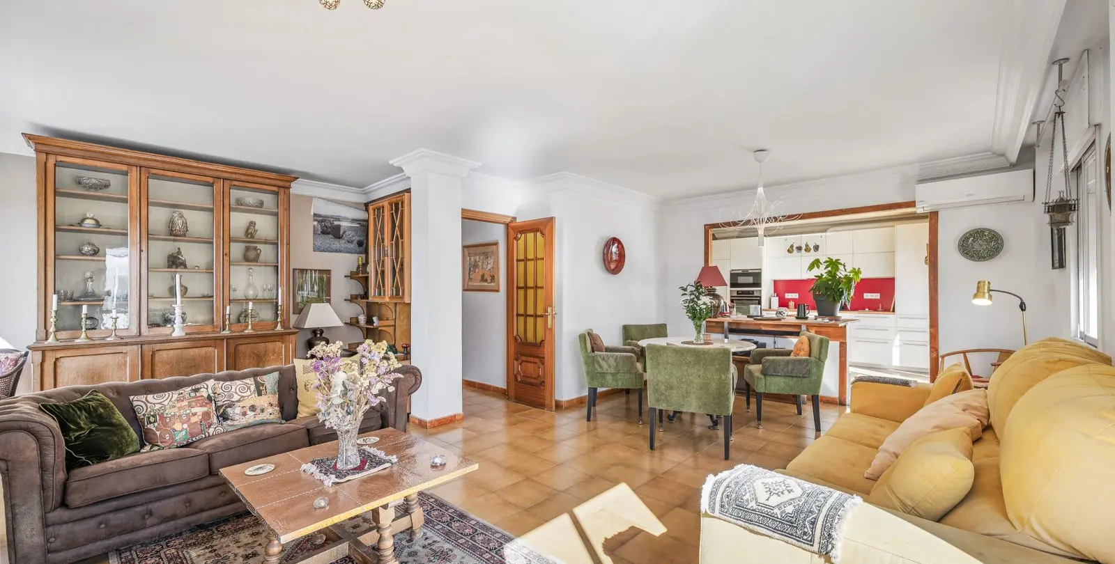 Sale of middle floor apartment in Estepona 1