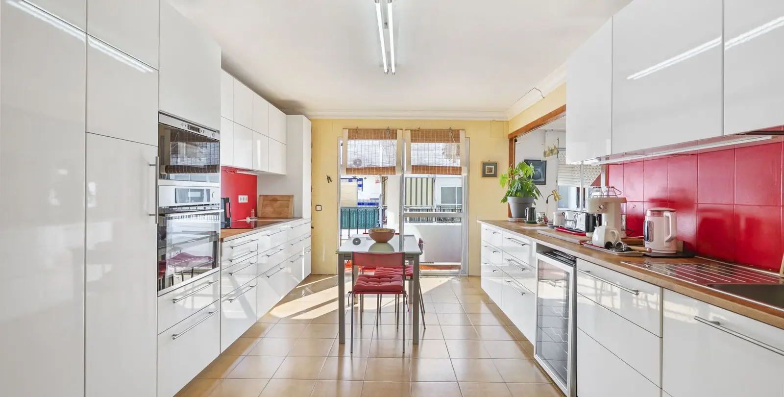 Sale of middle floor apartment in Estepona 2