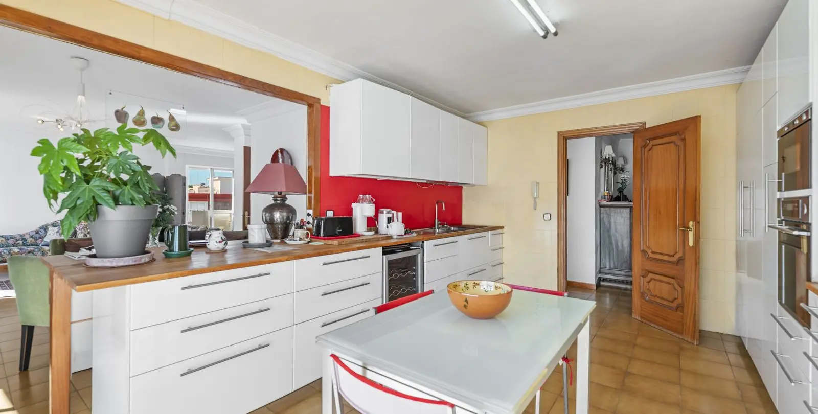 Sale of middle floor apartment in Estepona 3