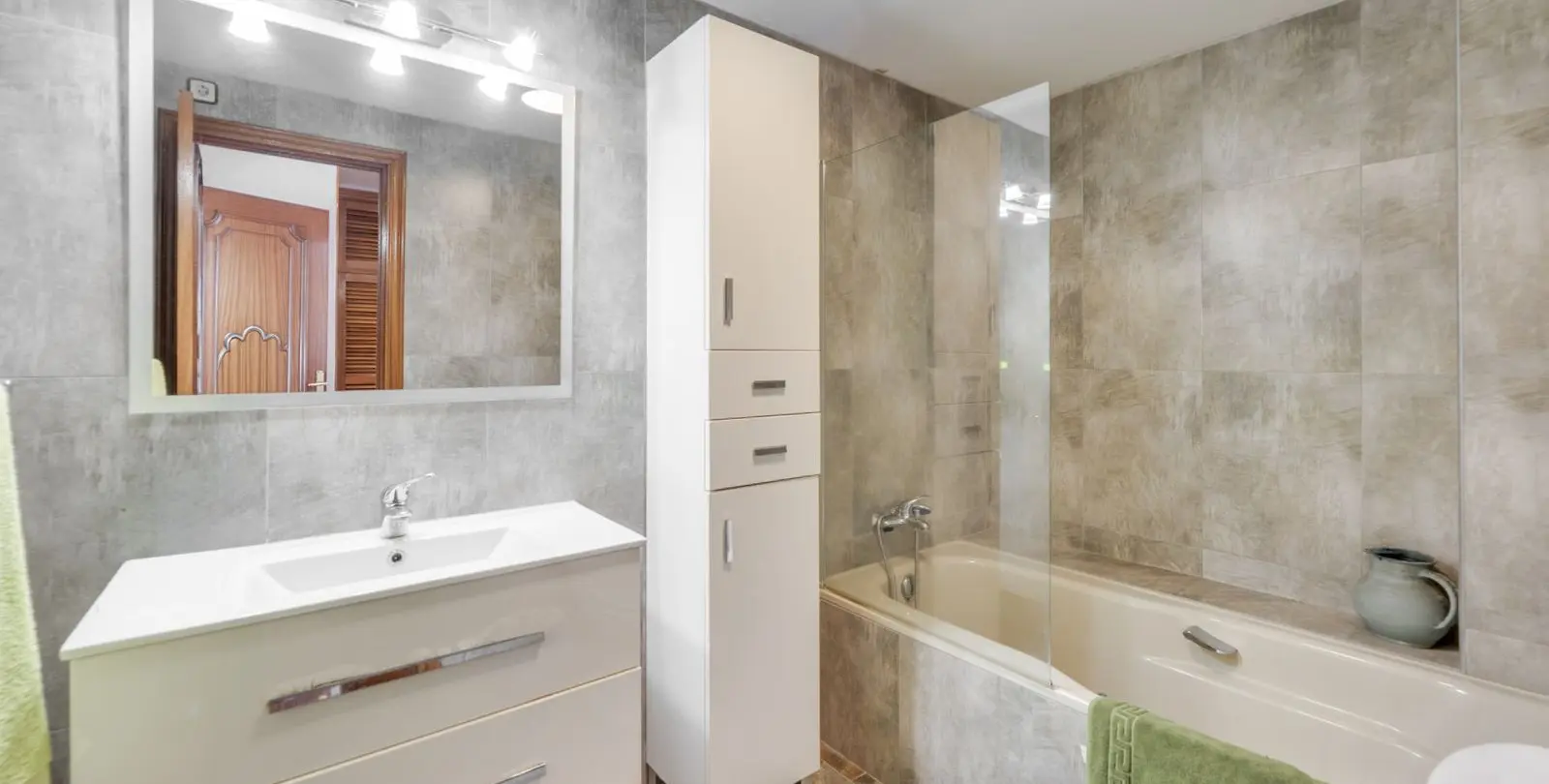 Sale of middle floor apartment in Estepona 13