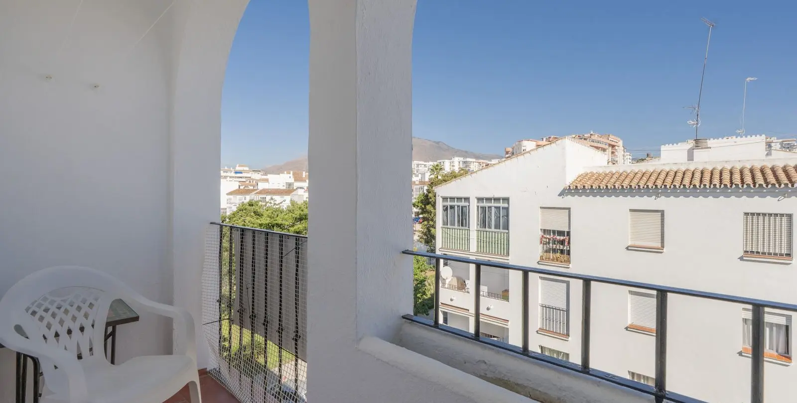 Sale of middle floor apartment in Estepona 16