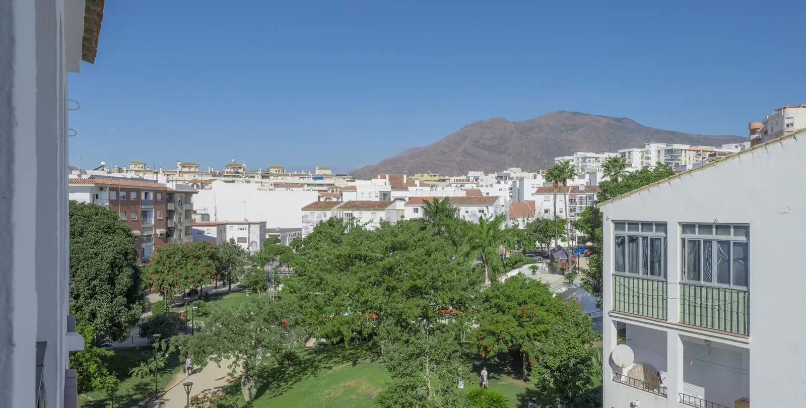 Sale of middle floor apartment in Estepona 17