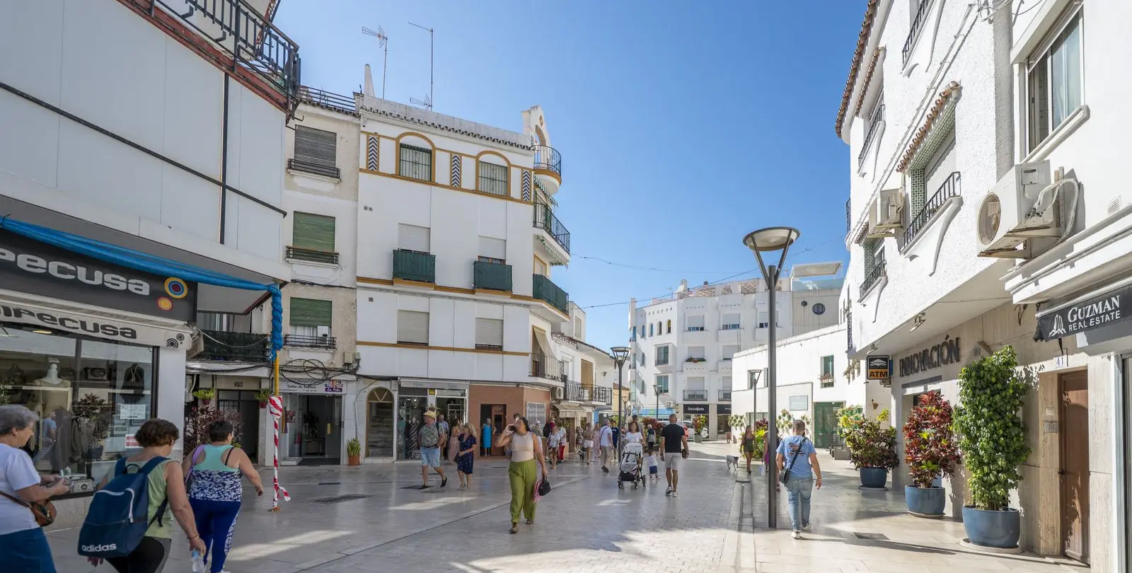 Sale of middle floor apartment in Estepona 20