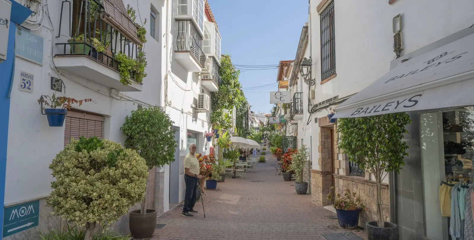 Sale of middle floor apartment in Estepona 21