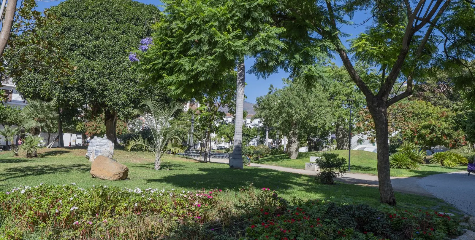 Sale of middle floor apartment in Estepona 25