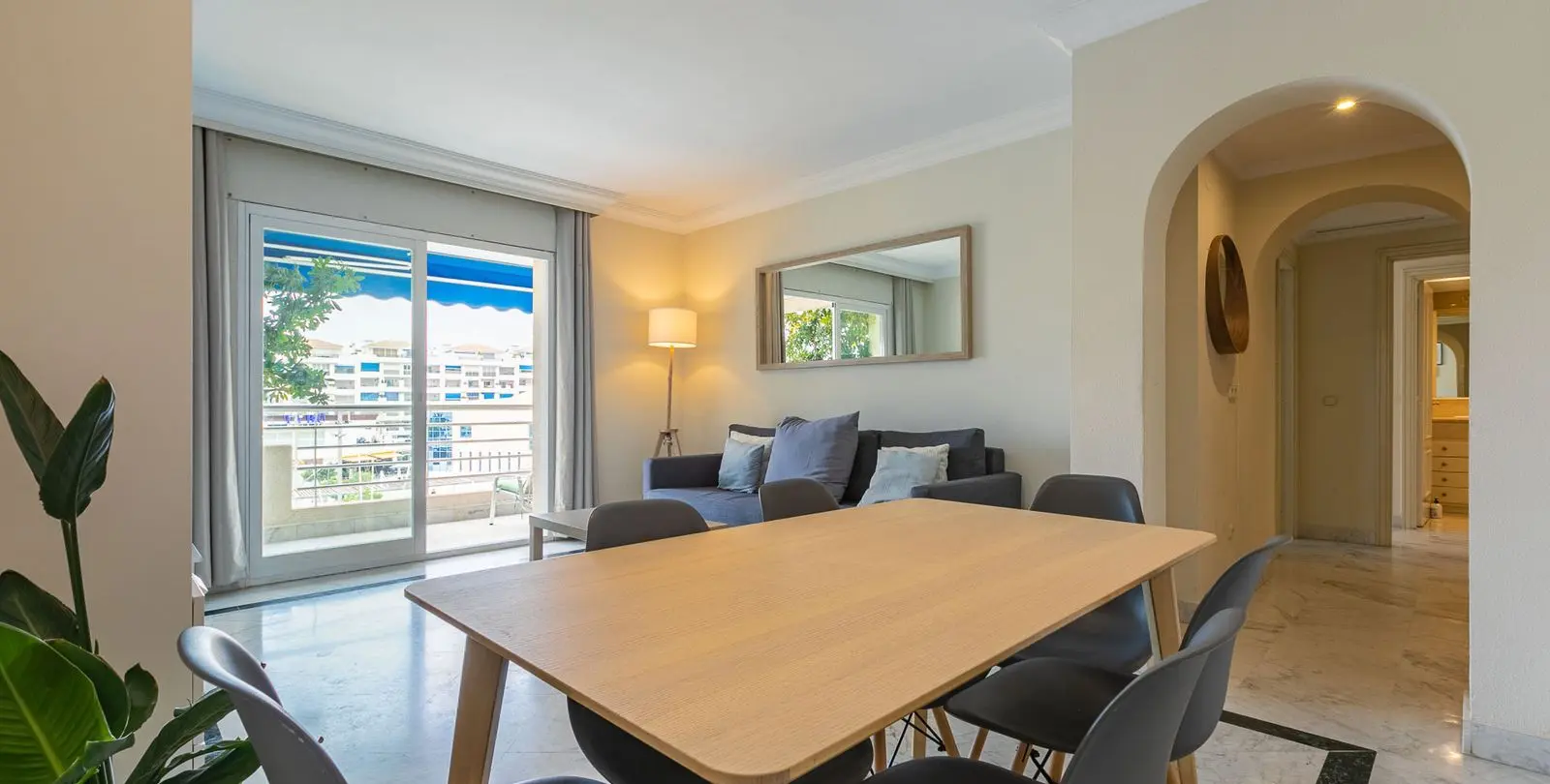 Sale of middle floor apartment in Puerto Banús 2