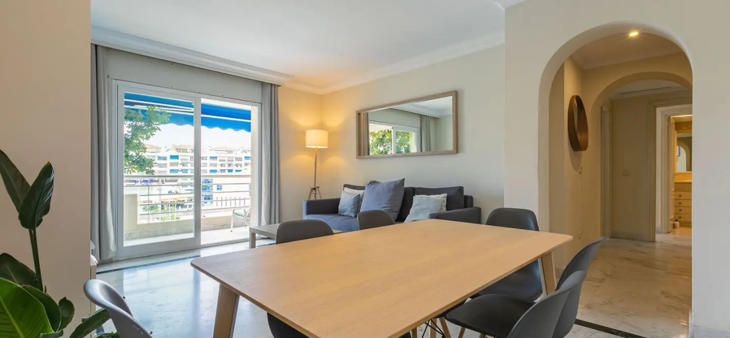 Sale of middle floor apartment in Puerto Banús 1