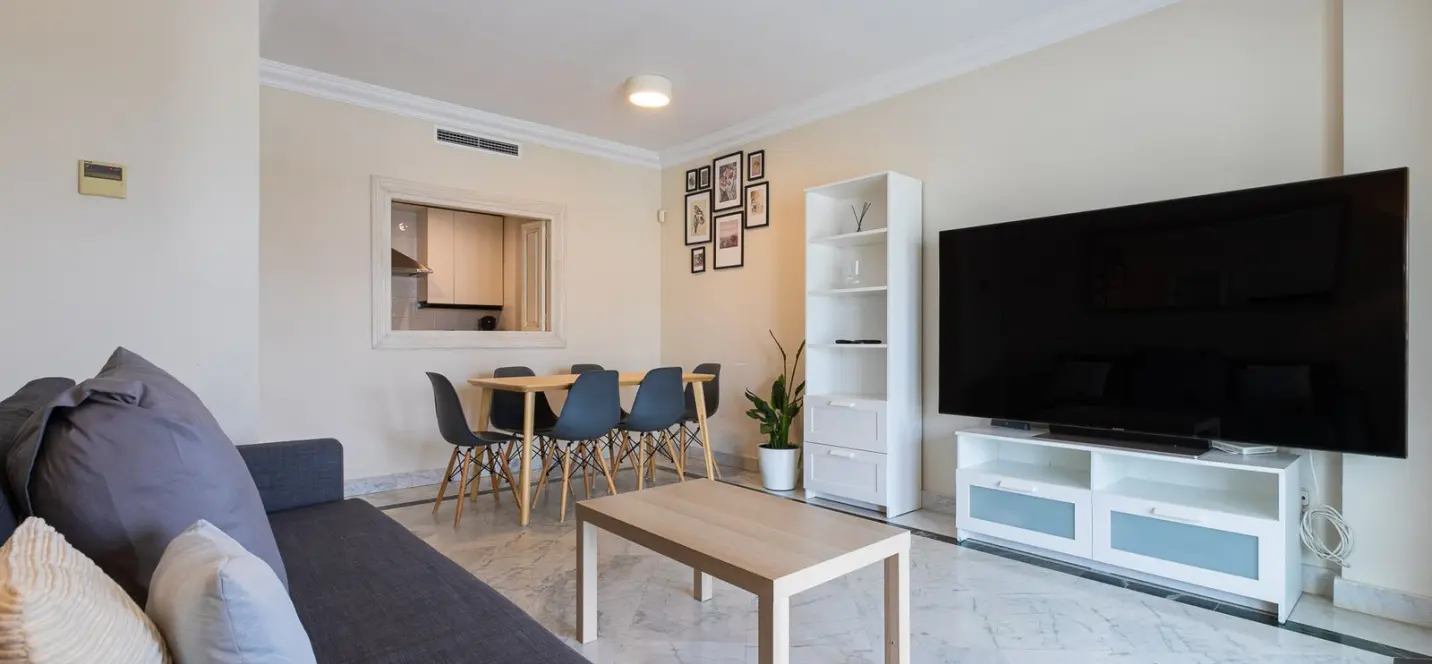 Sale of middle floor apartment in Puerto Banús 3