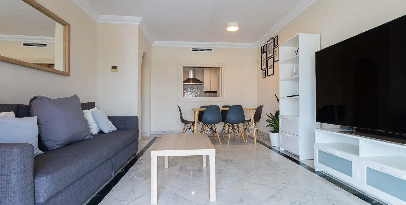 Sale of middle floor apartment in Puerto Banús 5