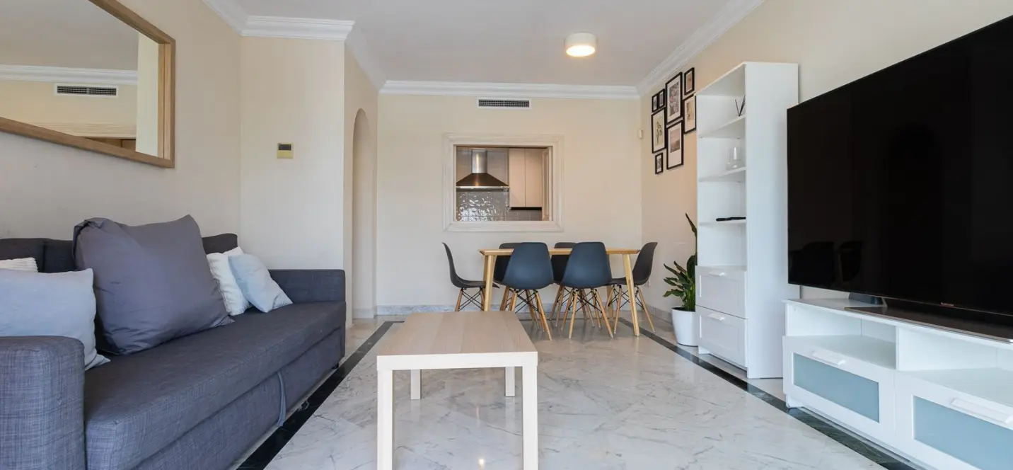 Sale of middle floor apartment in Puerto Banús 4