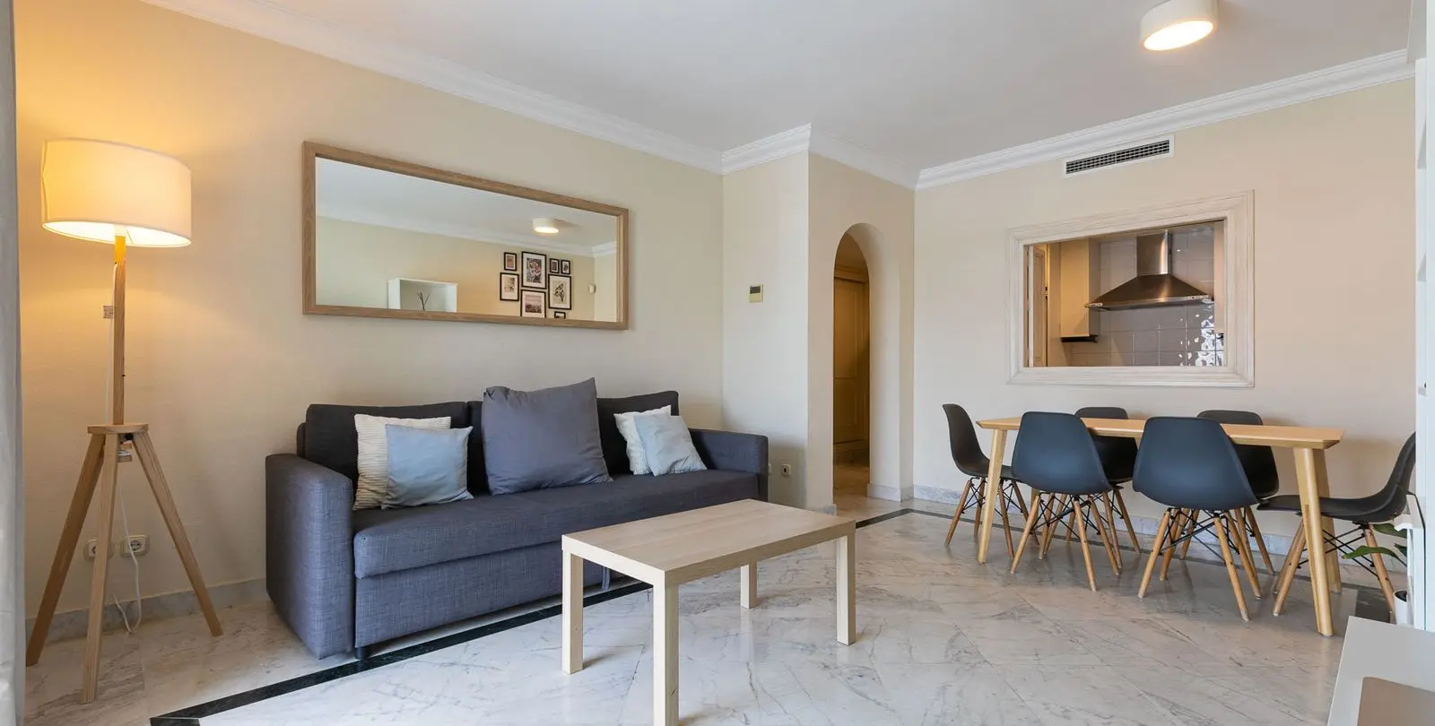Sale of middle floor apartment in Puerto Banús 6