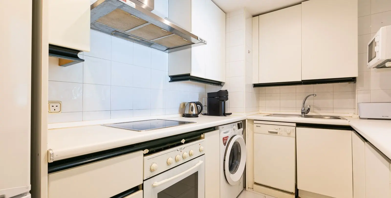 Sale of middle floor apartment in Puerto Banús 8