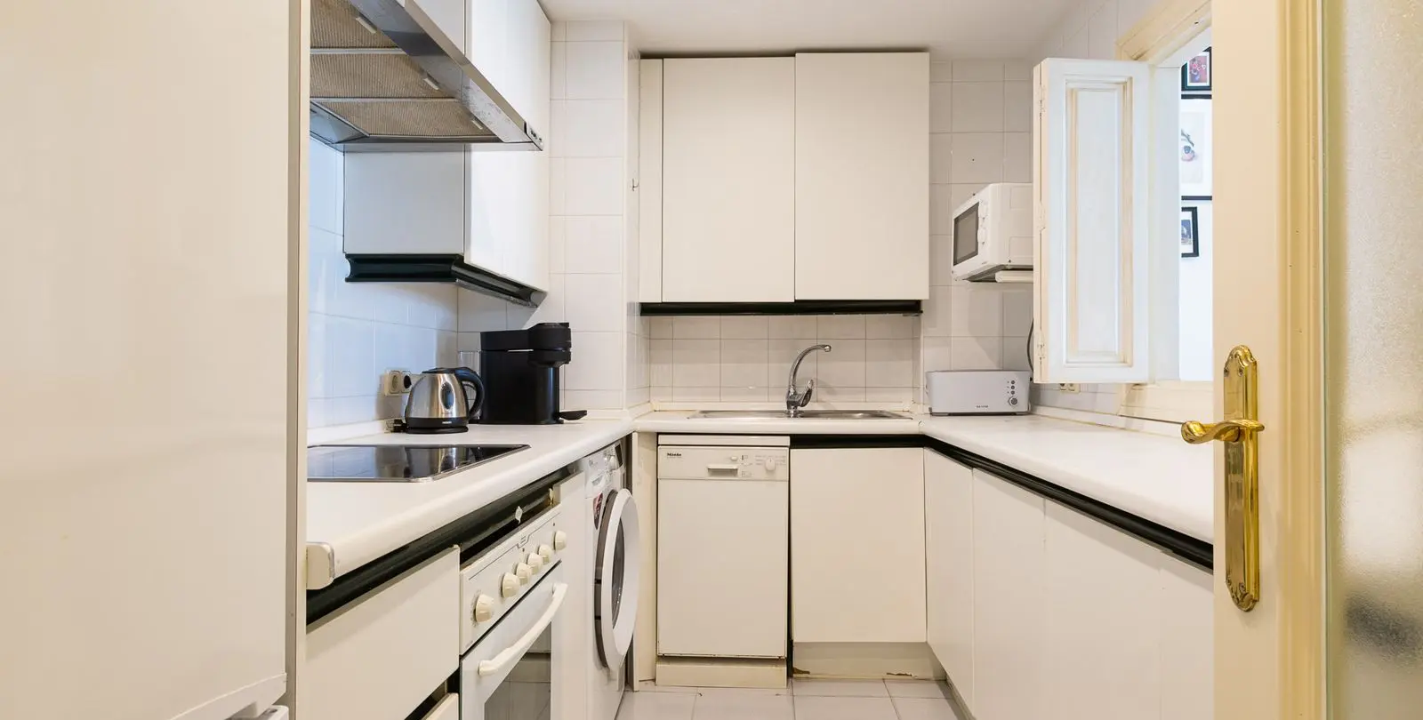 Sale of middle floor apartment in Puerto Banús 9