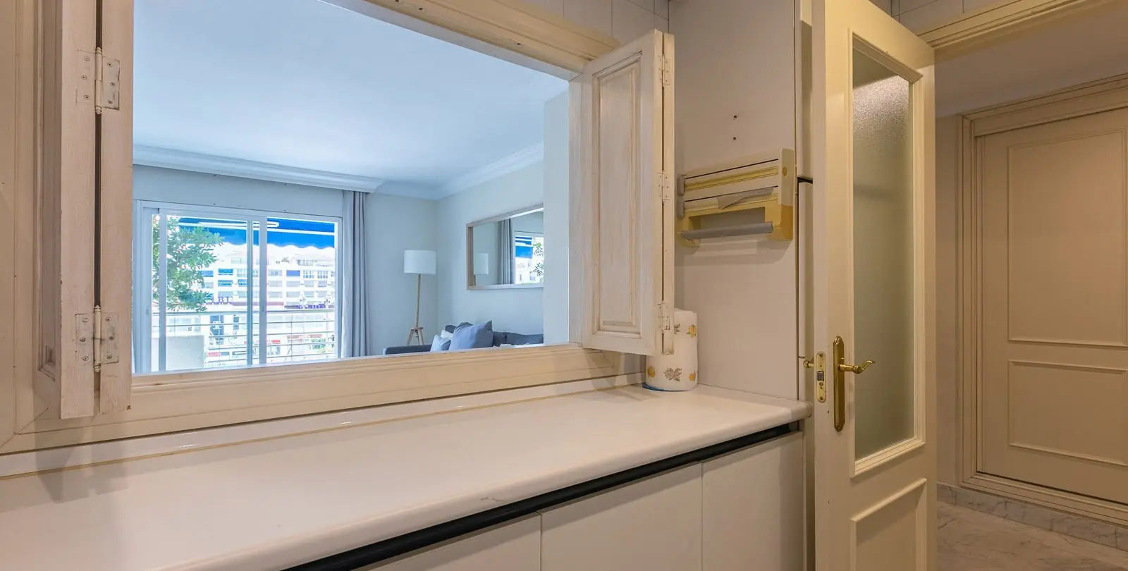 Sale of middle floor apartment in Puerto Banús 10