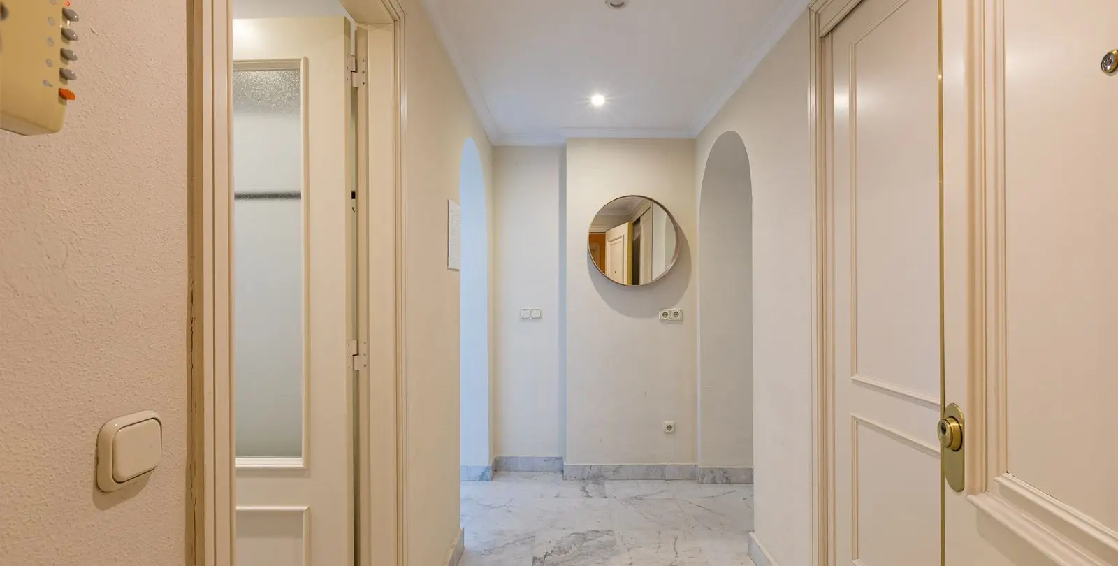 Sale of middle floor apartment in Puerto Banús 11