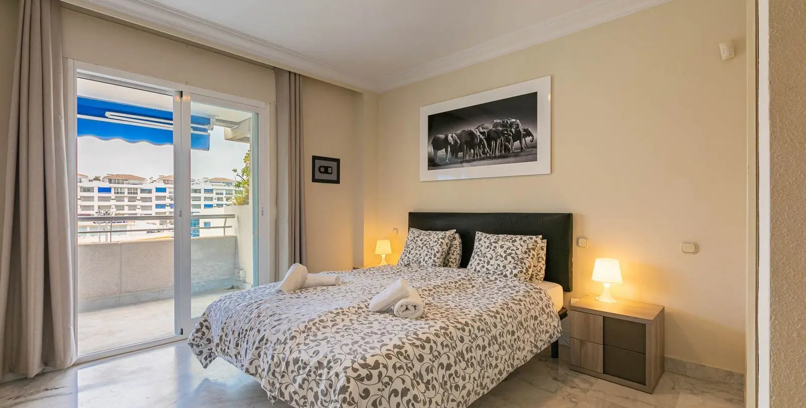 Sale of middle floor apartment in Puerto Banús 12