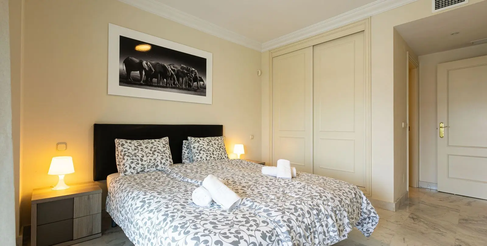 Sale of middle floor apartment in Puerto Banús 14