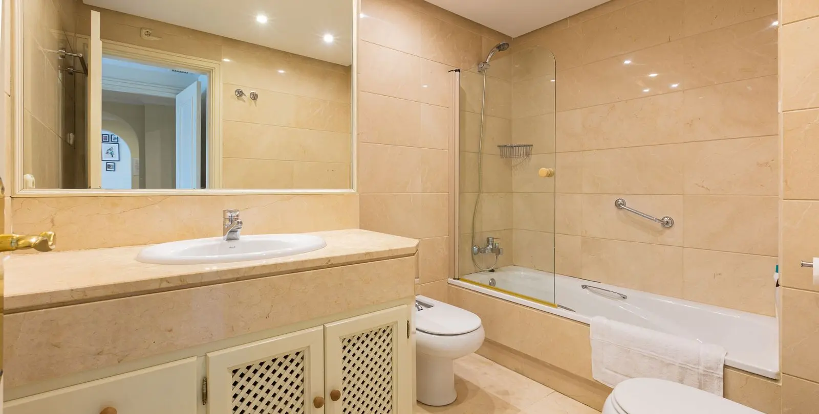 Sale of middle floor apartment in Puerto Banús 16