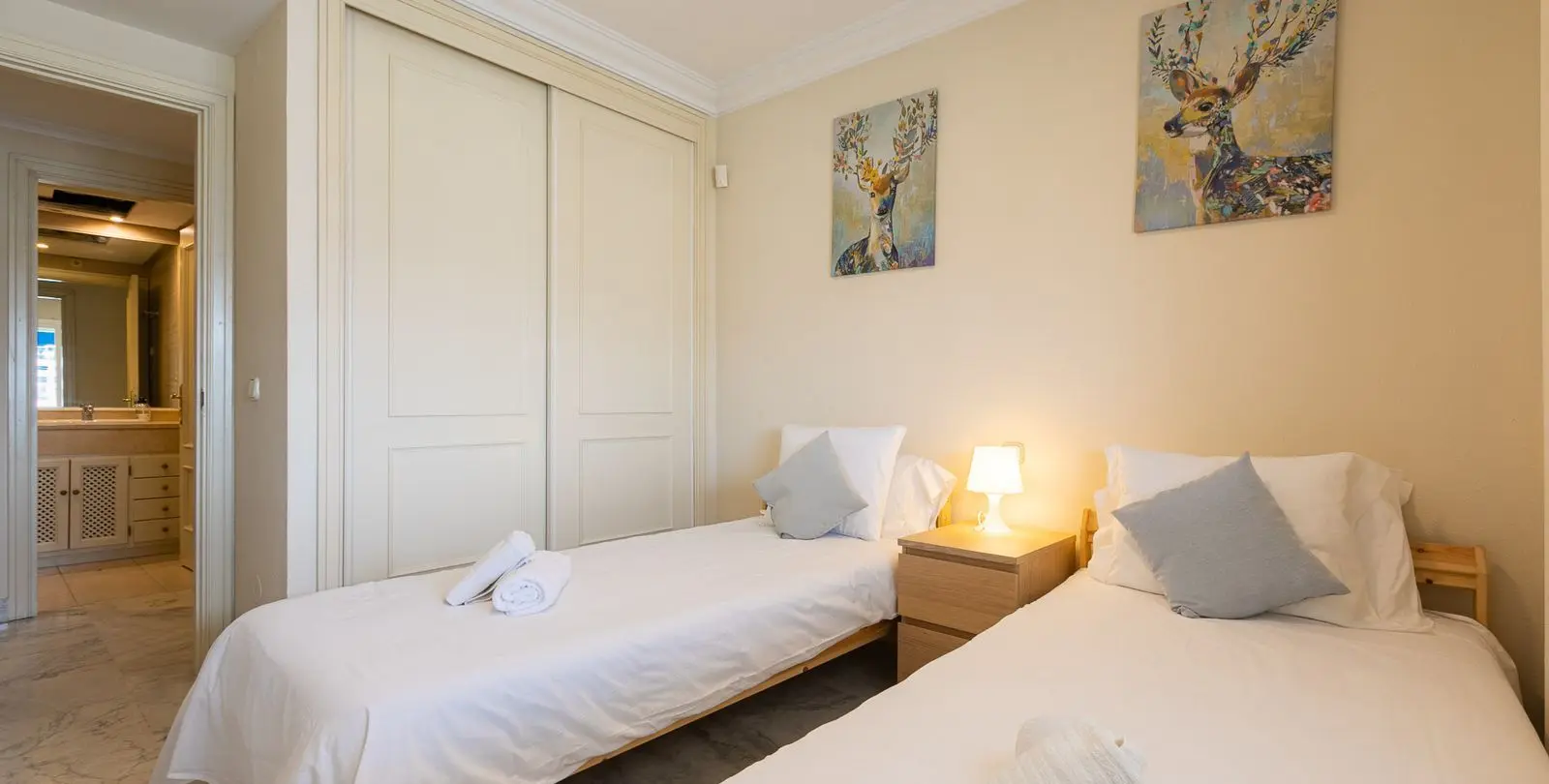 Sale of middle floor apartment in Puerto Banús 18