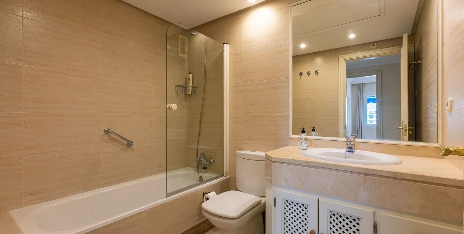 Sale of middle floor apartment in Puerto Banús 20