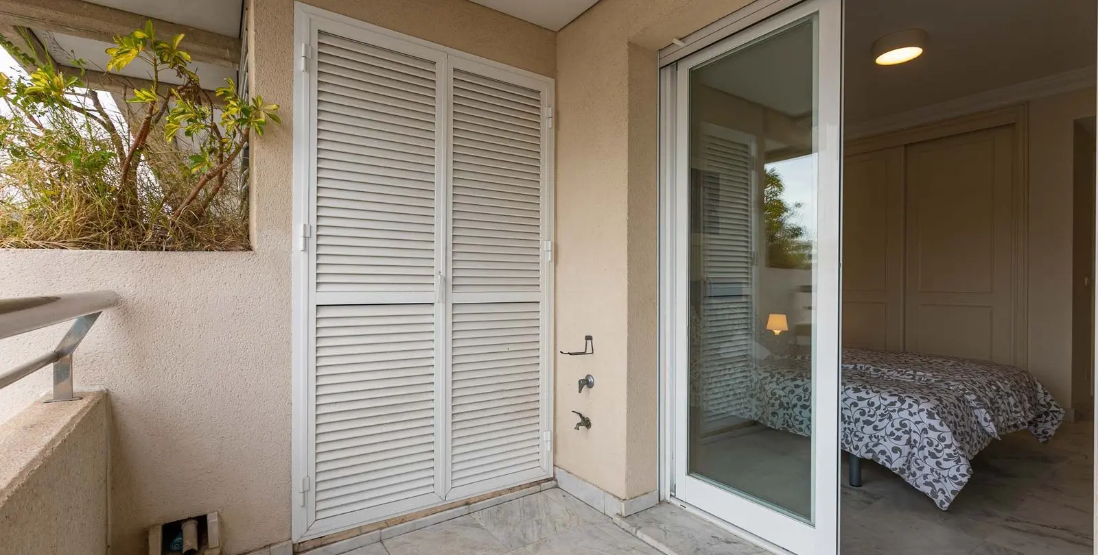 Sale of middle floor apartment in Puerto Banús 21