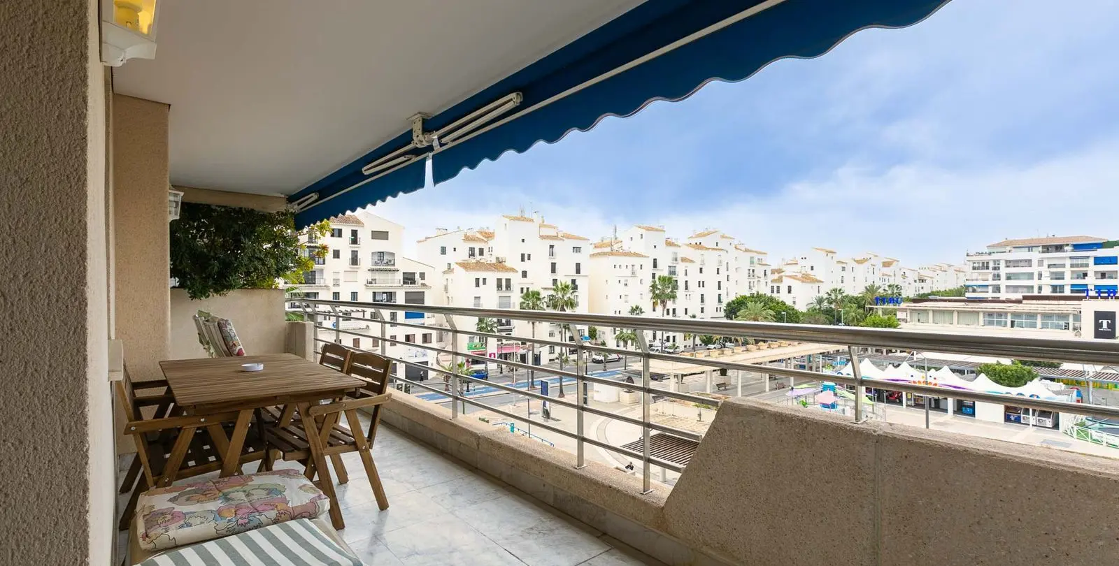 Sale of middle floor apartment in Puerto Banús 24