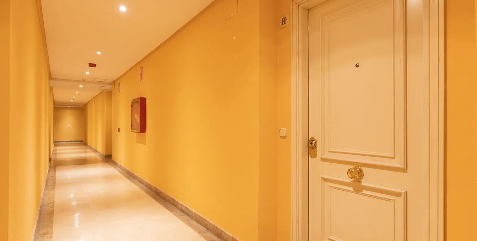 Sale of middle floor apartment in Puerto Banús 25