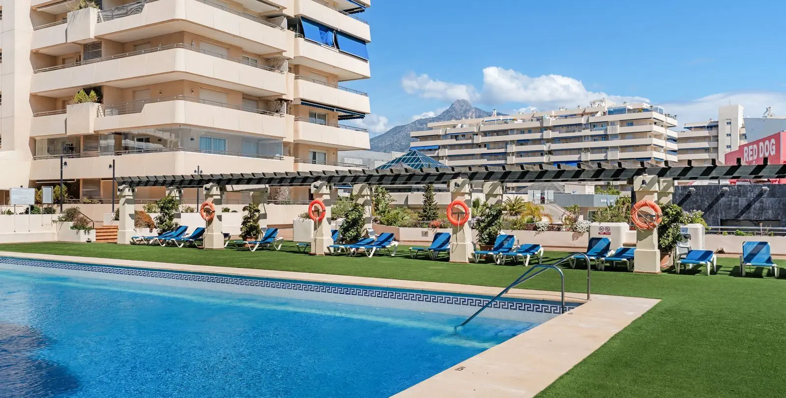 Sale of middle floor apartment in Puerto Banús 27