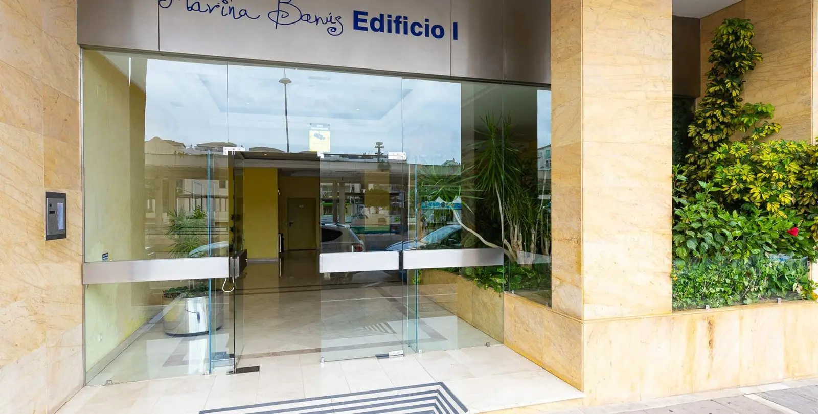 Sale of middle floor apartment in Puerto Banús 32