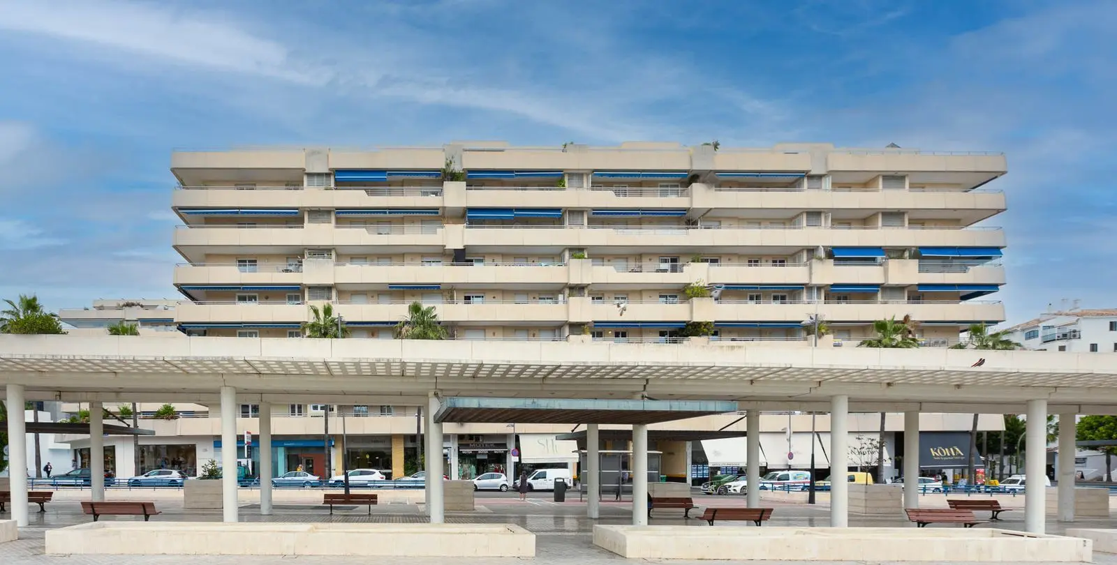 Sale of middle floor apartment in Puerto Banús 33