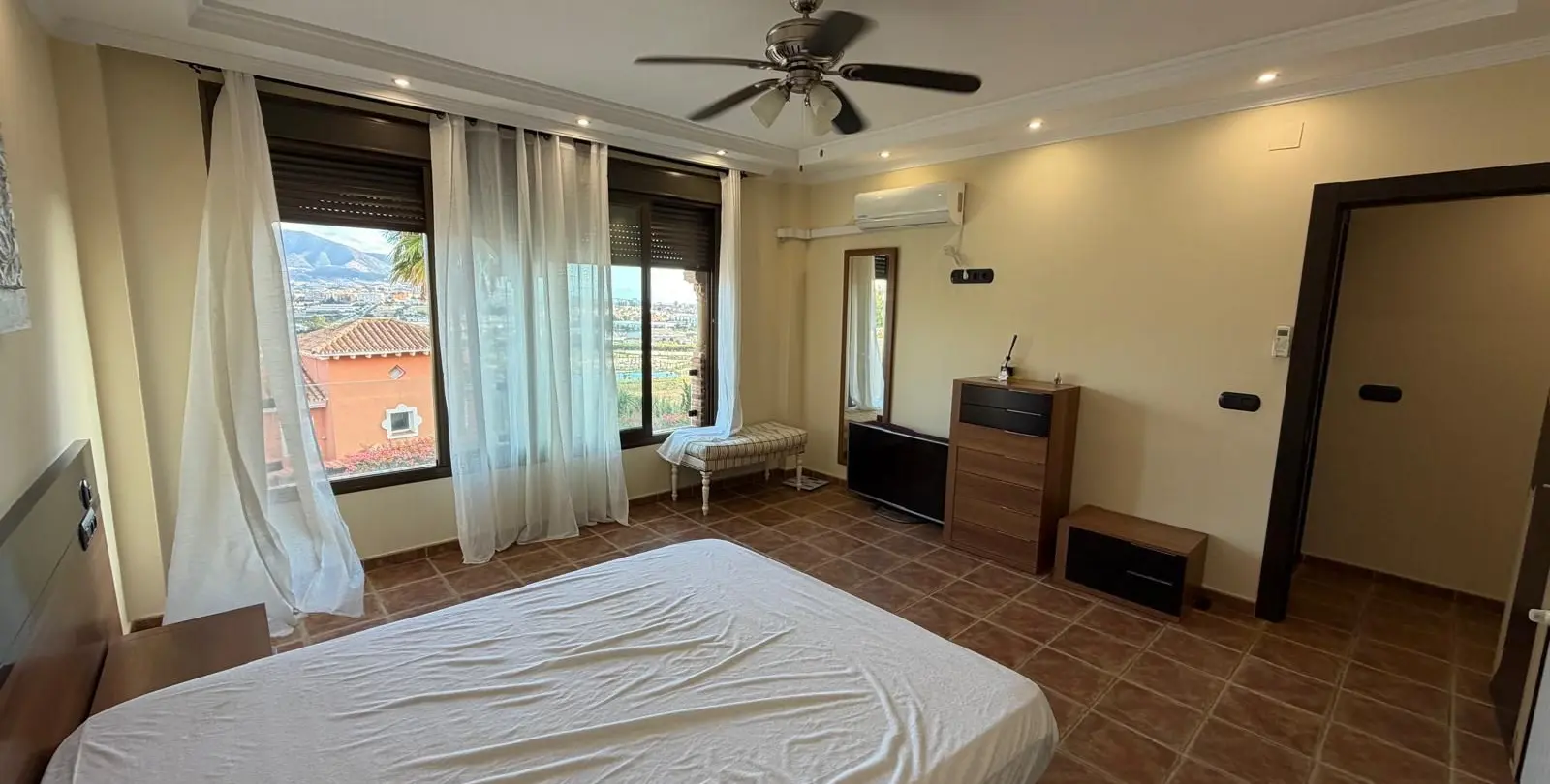 Venta de villa independiente en Cerros del Aguila 26