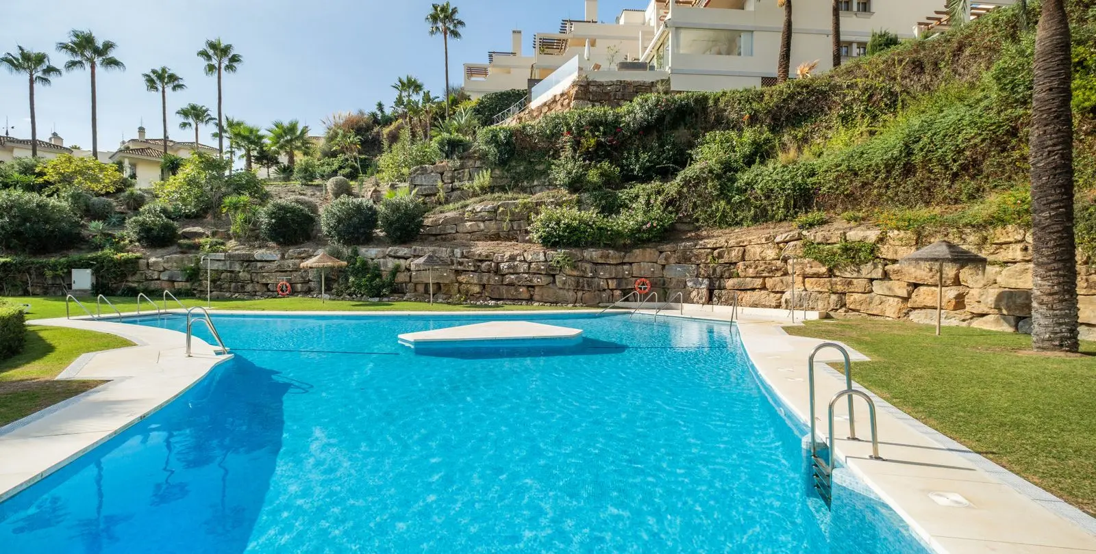 Sale of middle floor apartment in Nueva Andalucía 39