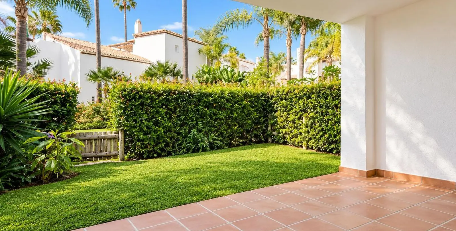 Продажа дома на две семьи в Bahía de Marbella 1
