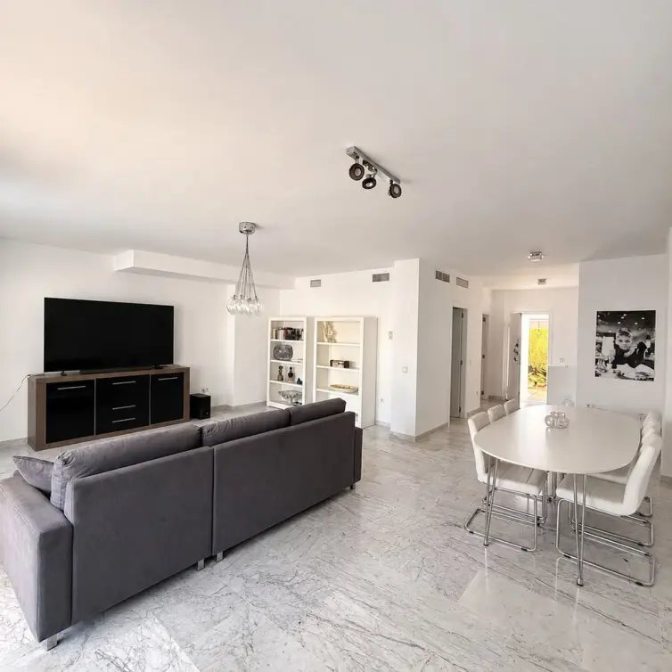 Продажа дома на две семьи в Bahía de Marbella