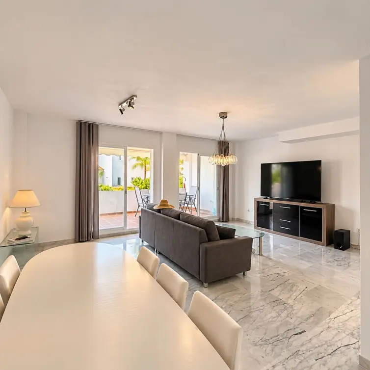 Продажа дома на две семьи в Bahía de Marbella