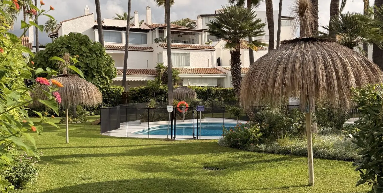 Продажа дома на две семьи в Bahía de Marbella 12